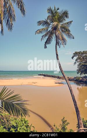 Retro getönte Bild von einem tropischen Strand mit Kokospalmen, Sri Lanka. Stockfoto