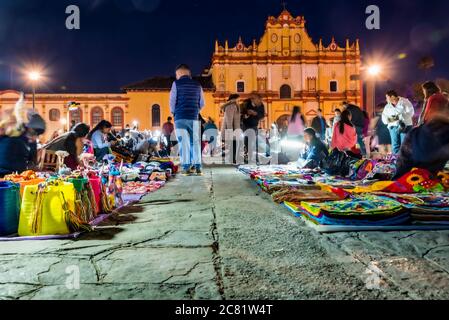 Kunsthandwerksmarkt auf der Plaza del Zocalo, oder Cathedral Square; San Cristobal de las Casas, Chiapas, Mexiko Stockfoto