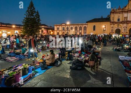 Kunsthandwerksmarkt auf der Plaza del Zocalo, oder Cathedral Square; San Cristobal de las Casas, Chiapas, Mexiko Stockfoto