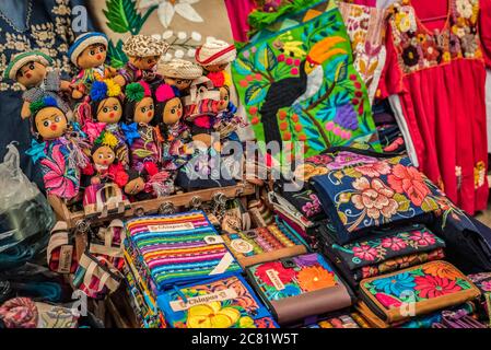 Handbestickte Handwerkswaren; Zinacantan, Chiapas, Mexiko Stockfoto