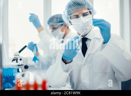 Hintergrundbild eines Laborassistenten in einem medizinischen Labor Stockfoto