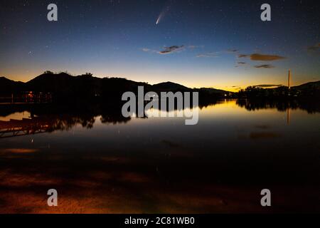 Komet NEOWISE über Franz Lake; Salida; Colorado; USA Stockfoto