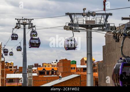 Mi Teleferico Seilbahnen entlang der lila Linie; La Paz, La Paz, Bolivien Stockfoto