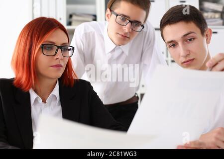 Drei junge Manager diskutieren im Büro über Dokumente Stockfoto