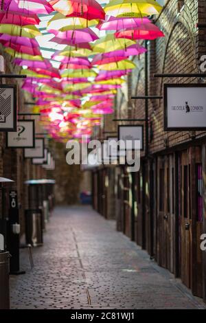 Bunte Regenschirme hängen in den berühmten Camden Stables in London Stockfoto