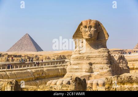 Große Sphinx von Gizeh, Pyramide von Mycerinus (Hintergrund), Gizeh Pyramidenkomplex, UNESCO-Weltkulturerbe; Gizeh, Ägypten Stockfoto