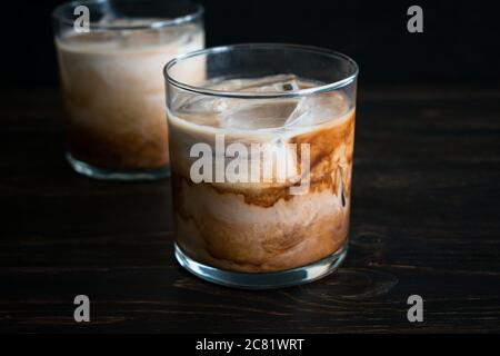 Bourbon Stout Cocktail: Zwei Cocktails mit Bourbon Whiskey, Chocolate Stout, Chocolate Sirup und Sahne Stockfoto