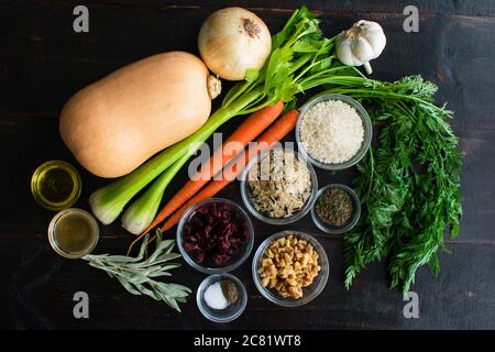 Gefüllte geröstete Butternut-Squash Zutaten: Obst, Gemüse und Gewürze verwendet, um ein veganes Thanksgiving-Gericht zu machen Stockfoto