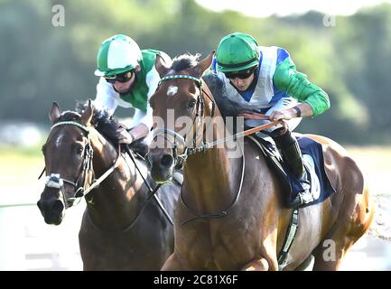 Kettle Hill von Tom Marquand (rechts) geritten gewinnt die Gratis-Tipps täglich auf attheraces.com Maiden Stakes (Div.ll) auf Windsor Racecourse. Stockfoto