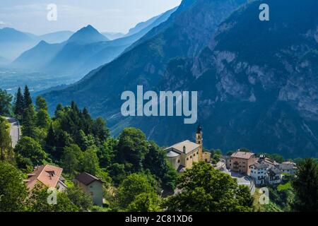 Pergine Valsugana, Italien - 12. August 2019: Dorf unter den Bergen und kleine Stadt im valle di Italian Alps, Trentino Alto Adige, Provinz Trient Stockfoto