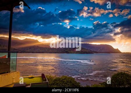 Goldener Sonnenuntergang in Hanalei Bay, vom St. Regis Princeville Resort aus gesehen; Princeville, Kauai, Hawaii, Vereinigte Staaten von Amerika Stockfoto