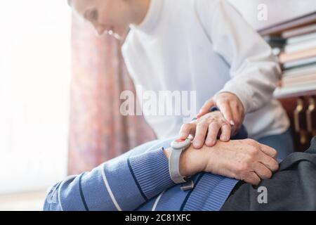 Krankenschwester bei der Unterstützung des Wohnprogramms, das Senior auf dem Boden liegend findet Stockfoto
