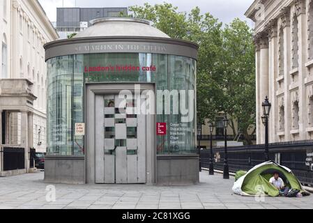 Café in der Krypta und Obdachlose Einwanderer in einem Zelt in St. martins Field London Stockfoto