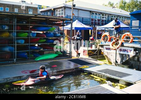 Der Islington Boat Club veranstaltet eine Jugendsession auf dem Wasser des Kanals, 2020. Stockfoto