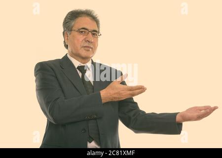 Studio shot der Persischen Geschäftsmann etwas angezeigt Stockfoto