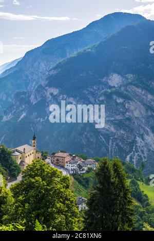 Pergine Valsugana, Italien - 12. August 2019: Dorf unter den Bergen und kleine Stadt im valle di Italian Alps, Trentino Alto Adige, Provinz Trient Stockfoto