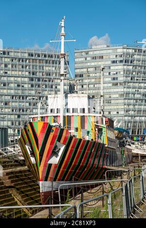 Das Dazzle Schiff Edmund Gardner im Canning Dock, Liverpool. Erste Trockendocks in Liverpool Stockfoto