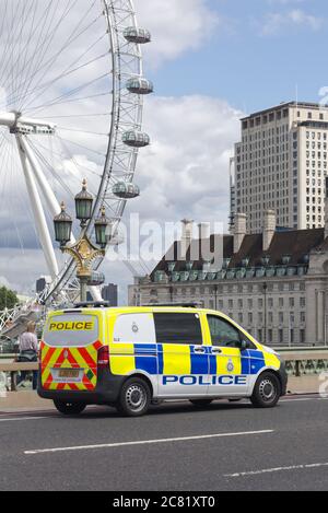 Polizeiwagen auf der Westminster Bridge, London Stockfoto