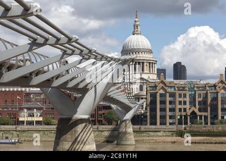 Blick von unten auf die Millennium Bridge mit St. Paul's im Hintergrund London Stockfoto