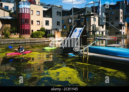 Der Islington Boat Club veranstaltet eine Jugendsession auf dem Wasser des Kanals, 2020. Stockfoto