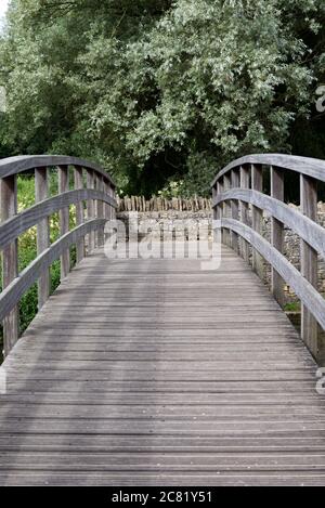 Holzbrücke über den Fluss coln in Bibury Stockfoto