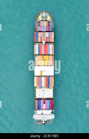 Ansicht von oben, atemberaubenden Blick auf ein Schiff segeln mit Hunderten von farbigen Behälter direkt in den Hafen von Singapur. Stockfoto