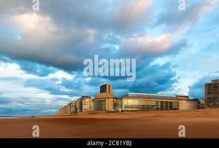 Der Strand von Oostende (Ostende) mit Skyline und Wolkenkratzer bei Sonnenuntergang, Flandern, Belgien. Stockfoto