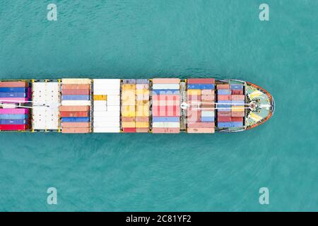 Ansicht von oben, atemberaubenden Blick auf ein Schiff segeln mit Hunderten von farbigen Behälter direkt in den Hafen von Singapur. Stockfoto