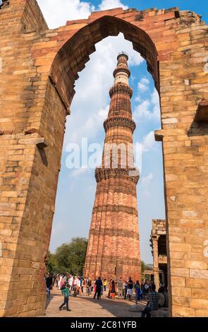 Touristen besichtigen den Qutub Minar Turm. Teil des Qutb Komplexes ein UNESCO-Weltkulturerbe in New Deli Indien Stockfoto