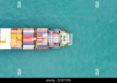 Ansicht von oben, atemberaubenden Blick auf ein Schiff segeln mit Hunderten von farbigen Behälter direkt in den Hafen von Singapur. Stockfoto