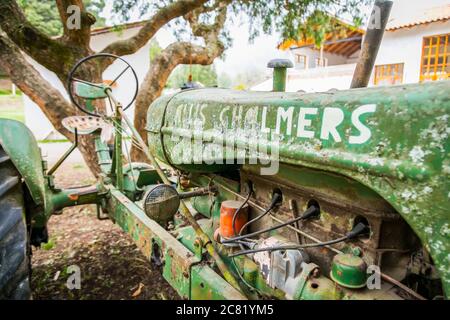 Baufälliger Traktor sitzt in einem Hof in den Bergen von Ecuador; Calicali, Ecuador Stockfoto