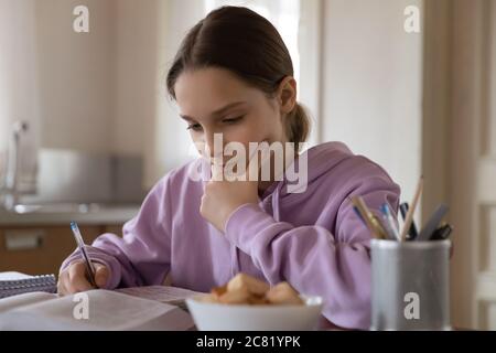 Nahaufnahme ernst fokussierten Teenager-Mädchen zu Hause studieren Stockfoto