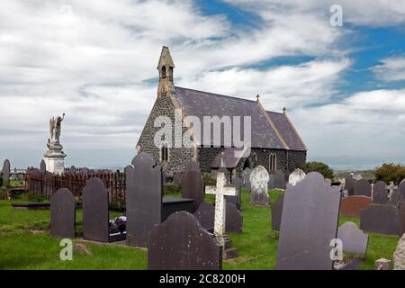 Die St. Gwenfaen Kirche im Dorf Rhoscolyn, auf Anglesey, wurde 1875 erbaut, um eine ältere Kirche zu ersetzen, die auf AD630 zurückgeht. Stockfoto