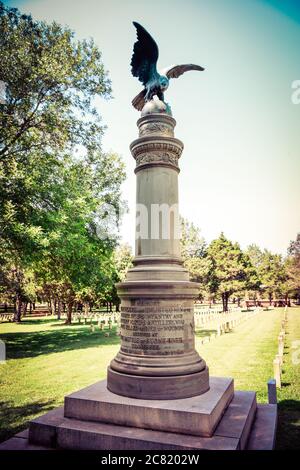 Eine hohe Granitstatue mit Bronzeadler überblickt den Stones River National Cemetery mit Plakette der gefallenen US Army in der American Civil Wa Stockfoto