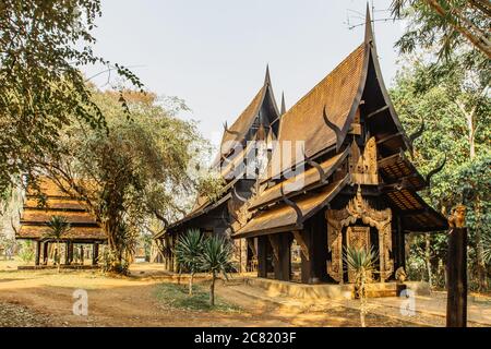Schwarzer Tempel in Chiang Rai, Thailand.Popular touristischen Ort.Holzhaus Gold Fassade.geschnitzt bemalten Holz.Thai Stil Haus Dekor.Thai Lifestyle Stockfoto