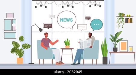 Freunde lesen Zeitung diskutieren tägliche Nachrichten während der Sitzung Chat Blase Kommunikation Konzept Mischung Rennen Männer verbringen Zeit zusammen Wohnzimmer innen volle Länge horizontale Vektor-Illustration Stock Vektor