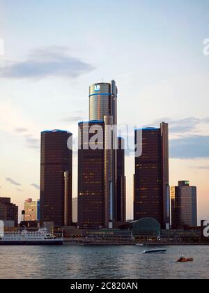 Downtown Detroit, Michigan und GM Hauptquartier Gebäude, gesehen von Windsor, Ontario, Kanada Stockfoto