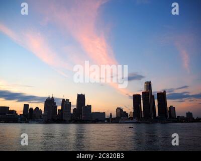 Downtown Detroit, Michigan und GM Hauptquartier Gebäude, gesehen von Windsor, Ontario, Kanada Stockfoto