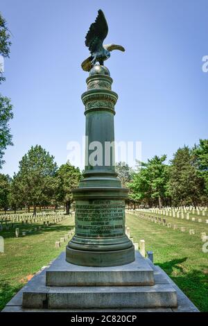 Eine hohe Granitstatue mit einem Bronzeadler überblickt den Stones River National Cemetery mit einer Gedenktafel an die gefallene US-Armee im amerikanischen Bürgerkrieg Stockfoto