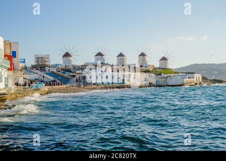 Eine Reihe von Mühlen auf dem Hügel in der Nähe des Meeres auf der Insel Mykonos in Griechenland - die Hauptattraktion der Insel Stockfoto