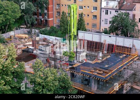 Belgrad, Serbien, 1. Juni 2020: Blick auf die Baustelle des Apartmentkomplexes in Zemun Stockfoto