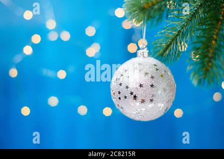 Weihnachtsdekoration auf abstraktem Hintergrund. Weihnachtsbeleuchtung Stockfoto