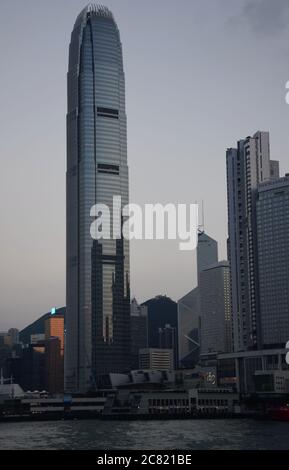 Skyline von Hongkong bei Nacht Stockfoto