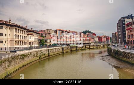 Bilbao, baskische Stadt, Blick auf die Altstadt an sonnigen Tagen, Spanien Stockfoto