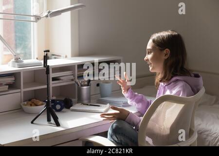 Lächelndes Teenager-Mädchen blogger reden, Aufnahme vlog auf Smartphone Stockfoto