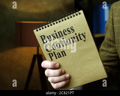 Ein Mann zeigt den BCP für den Business Continuity-Plan im Büro. Stockfoto
