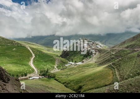 Xinaliq, Aserbaidschan, kleines Dorf umgeben von den Bergen. Ländliche Dorfleben. Blick auf die grüne Landschaft des Großen Kaukasus. Typische Berge Stockfoto