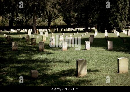 Eine feierliche Szene aus Reihen und Reihen von militärischen Grabsteinen für Civil war Union Truppen in der Nähe des Schlachtfeldes auf Stones River National Cemetery in Murfreesboro, Stockfoto