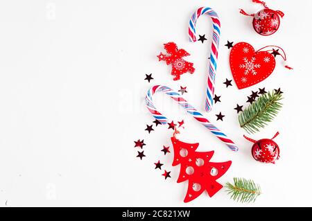 Weihnachtliche Komposition, aus Neujahr und Weihnachtsdekor in roten Farben, Draufsicht, flaches Lay. Stockfoto