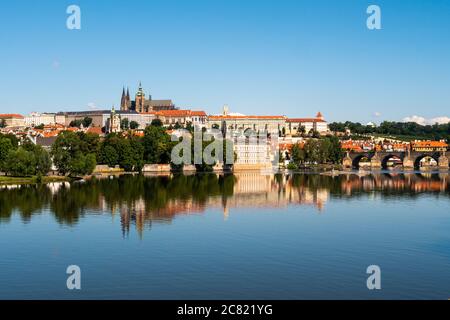 Prager Burg, Hradcany Bezirk, St. Veits Kathedrale und Kleinseite an der Moldau im Sommer mit Karlsbrücke Stockfoto